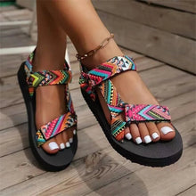 Maryane – Gemusterte Plateau-Sandalen mit Klettverschluss – Rosa