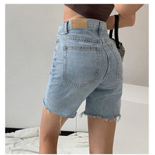 Damen-Jeans shorts im Bermuda-Stil mit Raw-Hem – Blau