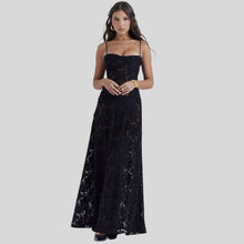 Akira - Elegantes Maxikleid mit Spitze, hohem und eckigem Ausschnitt – Schwarz