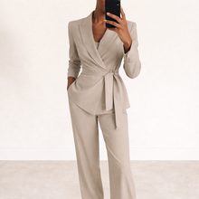 Aliona – Set Aus Wickel Blazer Und Hose – Beige