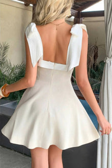 Damen Kleid mit Quadratausschnitt verstecktem Reißverschluss und Schulterbindung – Beige