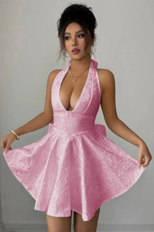 Damen Halter Kleid mit V Ausschnitt Rückenkreuzung und Stickerei – Rosa