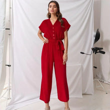 Evelyne™ Jumpsuit aus Soft-Stoff mit Knöpfen und Bindegürtel – Rot