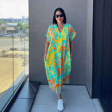 Gayathri - Schickes Maxi Kleid Mit Blumenmuster Und V-Ausschnitt – Gelb
