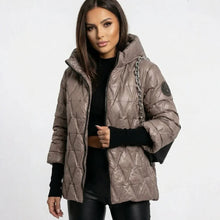 Vogue™ Steppjacke aus Baumwolle mit Strukturierter Kapuze und Layered-Ärmeldesign – Kamel