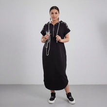 Lidia™ Kleid mit Kapuze und zeitgenössischem Signature-Print – Schwartz