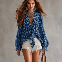 Felinne™ Bluse aus Chiffon mit Leopardenprint, V-Ausschnitt mit Bindeband und Rüschenärmeln – Leopard Blau