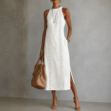 Coralie™ Kleid mit Godetrock, hohem Ausschnitt und vertikalen Ornamentdetails – Weiß