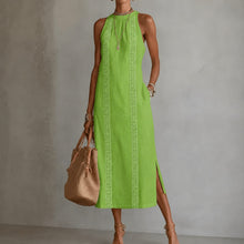 Coralie™ Kleid mit Godetrock, hohem Ausschnitt und vertikalen Ornamentdetails – Grün