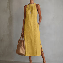 Coralie™ Kleid mit Godetrock, hohem Ausschnitt und vertikalen Ornamentdetails – Gelb