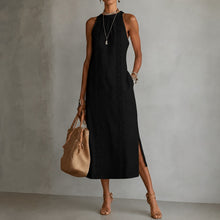 Coralie™ Kleid mit Godetrock, hohem Ausschnitt und vertikalen Ornamentdetails – Schwarz