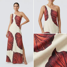 Yara™ Maxikleid aus strukturierter Viskose mit seitlichem Schlitz und asymmetrischem Ausschnitt – Rot