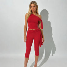 Odessa™ Set mit One-Shoulder-Bluse und Eleganter Caprihose – Rot