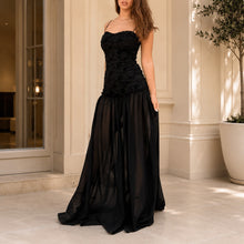 Roselle™ Kleid Mit Floralen Applikationen Und Elegantem Fall – Schwarz