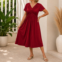 Kleid Lirenne™ mit V-Ausschnitt, drapiertem Oberteil und fließendem Fall – Rot