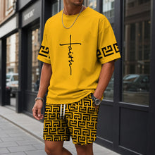 Zweiteiler Roven™ mit oversized T-Shirt und gemusterter Shorts / Moderner Streetwear-Look mit hohem Tragekomfort. – Gelb