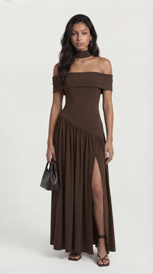 Damen trägerloses Kleid mit hohem Seitenschlitz – Kaffee
