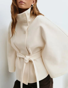 Felicia | Damen Frühjahrs Cape-Mantel mit Gürtel und Stehkragen – Weiß
