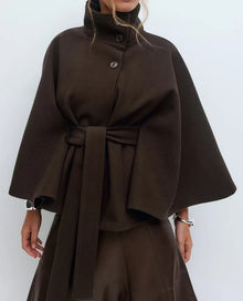 Felicia | Damen Frühjahrs Cape-Mantel mit Gürtel und Stehkragen – Kaffee