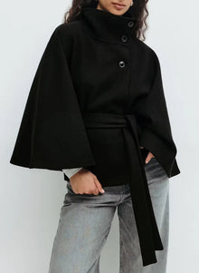 Felicia | Damen Frühjahrs Cape-Mantel mit Gürtel und Stehkragen – Schwarz