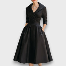 Lina – Satiniertes Midikleid – Schwarz