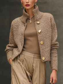Kurze Damenstrickjacke mit hohem Kragen und Knopfverschluss - Elsbeth – Khaki