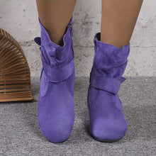 Belynda – Lockere Stiefeletten mit Keilabsatz und Schnallenriemen – Lila