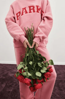 Damen Varsity Sweatshirt – Rosa mit Roten Buchstaben