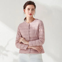 Valery - Leichte, kragenlose, schlankmachende Daunenjacke für Frauen – Rose