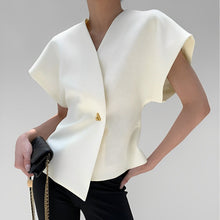 Alva - Figurbetontes Top mit asymmetrischem Design – Beige