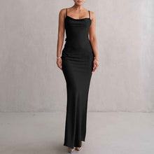 Amélie – Rückenfreies Maxikleid mit floraler Verzierung – Schwarz