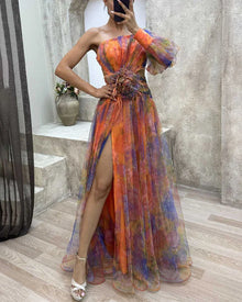 Asymmetrisches Abendkleid – One-Shoulder Maxikleid mit Blumenapplikation & Schlitz – Orange