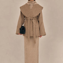 Eleganter mittellanger Mantel mit Gürtel und breitem Kragen - Liz – Khaki