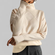 Barbara | Damen Oversized Winterpullover mit Muster und Rollkragen – Beige