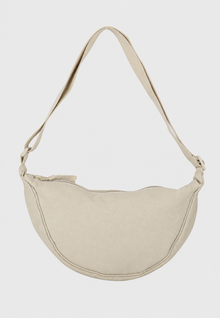 Damen-Umhängetasche aus Nylon in Halbmondform mit verstellbarem Riemen – Apolline – Beige