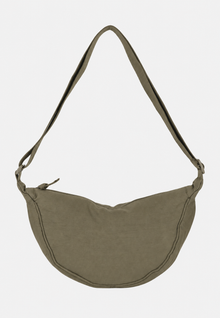 Damen-Umhängetasche aus Nylon in Halbmondform mit verstellbarem Riemen – Apolline – Grün