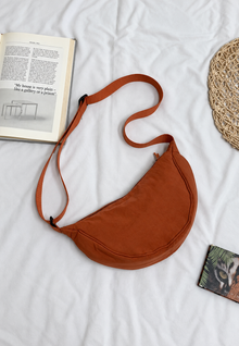 Damen-Umhängetasche aus Nylon in Halbmondform mit verstellbarem Riemen – Nerea – Orange