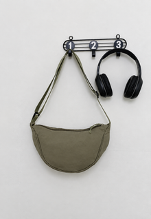 Damen-Umhängetasche aus Nylon in Halbmondform mit verstellbarem Riemen – Nerea – Grün