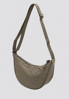 Nylon-Umhängetasche für Damen in Halbmondform mit verstellbarem Riemen – Camille – Grün