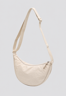 Nylon-Umhängetasche für Damen in Halbmondform mit verstellbarem Riemen – Camille – Beige
