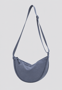 Nylon-Umhängetasche für Damen in Halbmondform mit verstellbarem Riemen – Camille – Blau