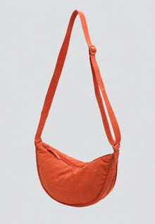 Nylon-Umhängetasche für Damen in Halbmondform mit verstellbarem Riemen – Camille – Orange