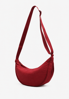 Nylon-Umhängetasche für Damen in Halbmondform mit verstellbarem Riemen – Camille – Rot