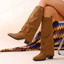 Hohe Damenstiefel im Reiterstil mit Schnalle und niedrigem Absatz – Ariane – Kaffee