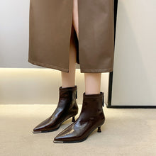 Damenstiefeletten mit spitzer Zehenpartie, schmalem Absatz und Lederoptik – Vera – Kaffee
