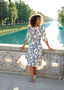 Ivy - Stilvolles und bequemes Damen-Blumenkleid mit langen Ärmeln – Champagner / Jeansblau