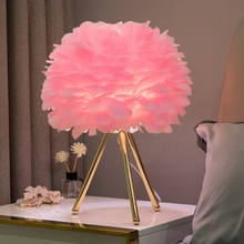 Designer Tischlampe mit Federschirm – Goldenes Stativ & Weiches Stimmungslicht – Heißes Rosa