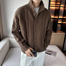 Strickcardigan mit Zopfmuster und Stehkragen mit Knöpfen – Adrián – Kaffee