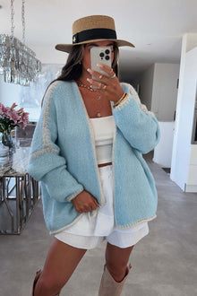 Lockere Damen-Strickjacke mit kontrastierenden Rippenbündchen und langen Ärmeln – Selmara – Blau