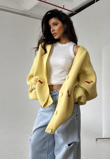Oversize-Strickjacke für Damen mit V-Ausschnitt, Knöpfen und Dackelmotiven – Marlis – Gelb